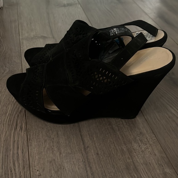 3 inch full heels, wrapped & strapped around the heel - Picture 2 of 2